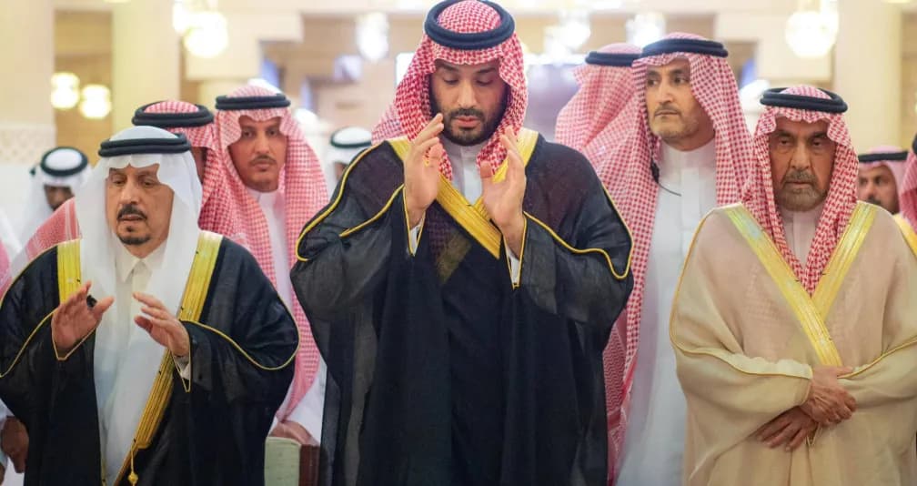 ولي العهد السعودي يؤدي صلاة الميت على المفتي