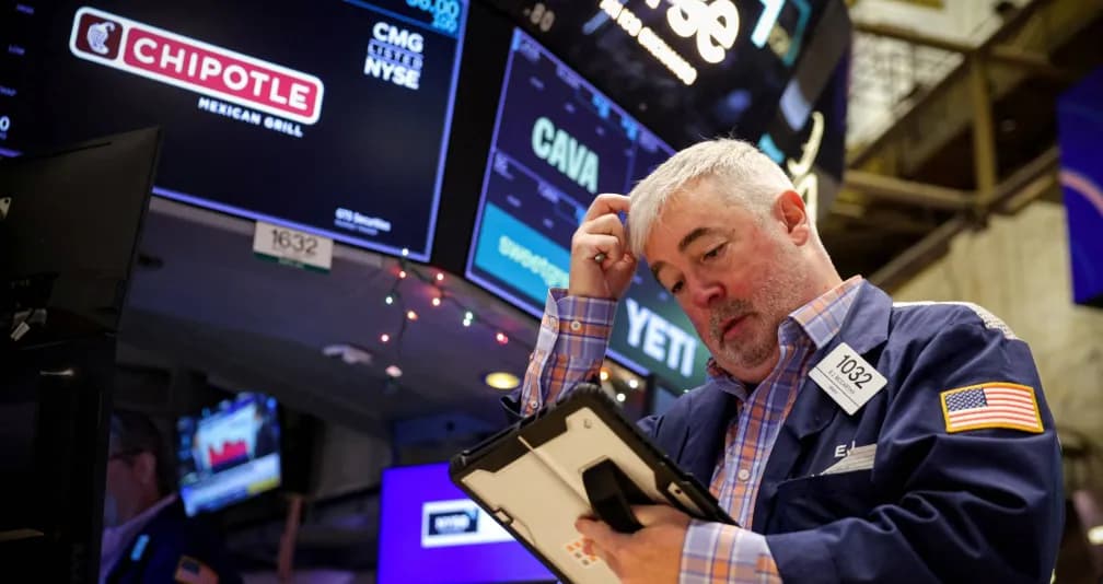 عشية موسم أعياد الميلاد... العقود الآجلة الأميركية تكتسي بـ«الأحمر الطفيف»