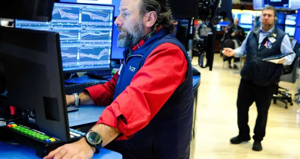 «وول ستريت» تحوم قرب مستويات قياسية قبل عطلة الميلاد