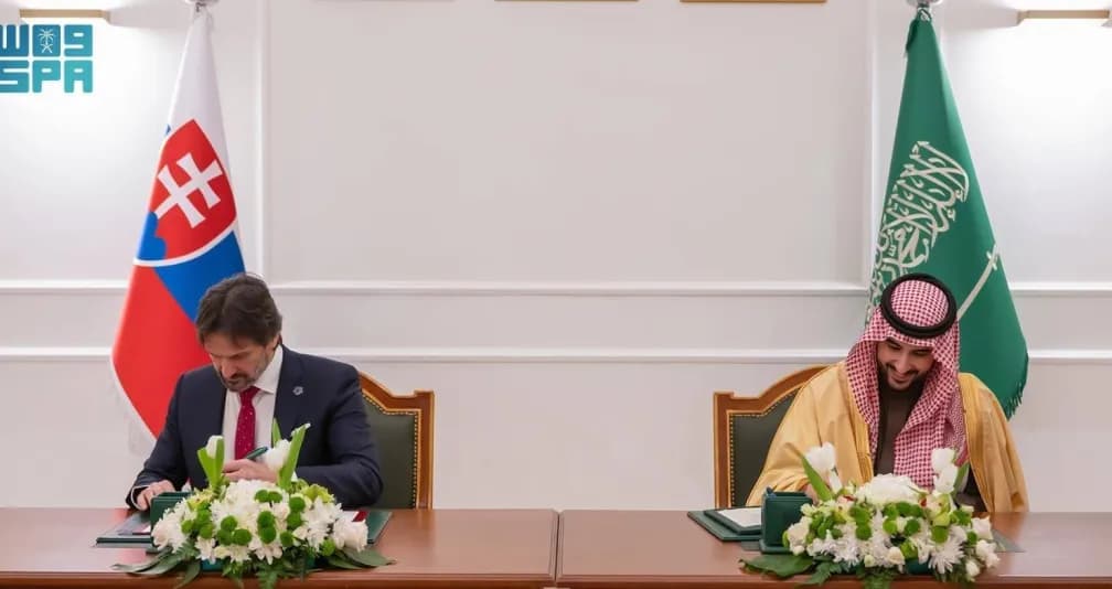 وزير الدفاع السعودي يوقع مذكرات تفاهم واتفاقيات في «معرض الدفاع العالمي»