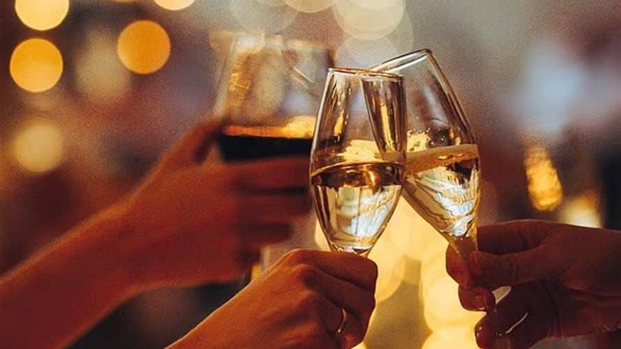 بين نخب الأعياد وقرع الكؤوس… دراسة تكشف ارتباطاً مفاجئاً بين الكحول والخرف