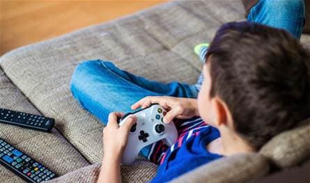 تعفن الدماغ للأطفال جراء الألعاب الإلكترونية… مقترح لضبط المنصات في هذه الدولة العربية