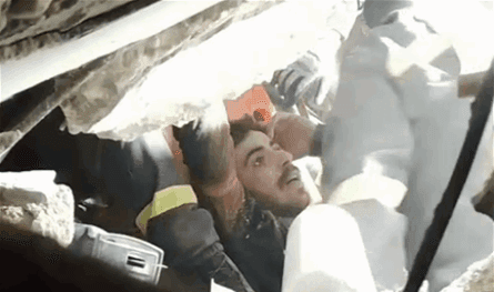 بالفيديو.. إنقاذ شاب من تحت أنقاض المبنى المنهار في التبانة
